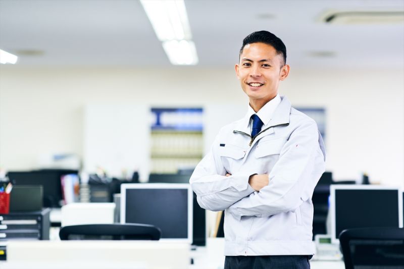 腕を組む男性スタッフ